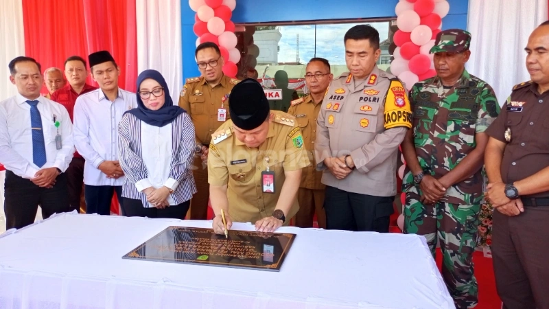 PJ Bupati Barito Selatan, Deddy Winarwan, menandatangani prasasti peresmian Mal Pelayanan Publik (MPP) didampingi jajaran Forkopimda, Sekda Barsel, dan Kepala DPMPTSP. (foto: Geloranews.co/dok)