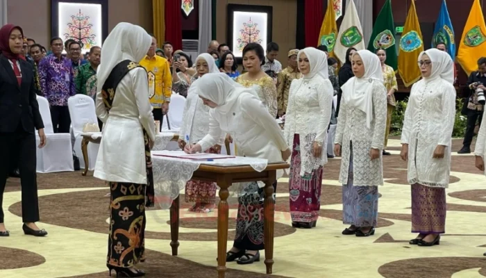 Hj Permanasari Eddy Raya Samsuri Resmi Pimpin Dekranasda Barsel 2025-2030