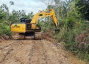 Satgas TMMD Kodim 1012/Buntok Maksimalkan Excavator Bangun Jalan Meski Berlumpur