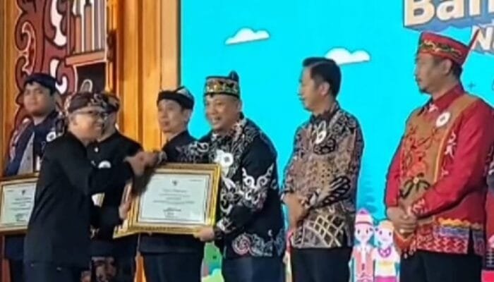 Bupati Barsel Terima Penghargaan Revitalisasi Bahasa Daerah dari Mendikdasmen