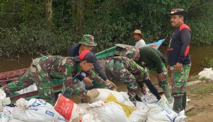 Satgas TMMD Ke-124 Terus Salurkan Semen ke Lokasi Pengecoran Jalan di Desa Talio