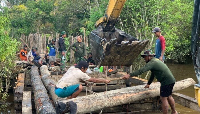 Kerja Sama Satgas TMMD dan Warga Talio Wujudkan Jembatan Penghubung Antar Desa