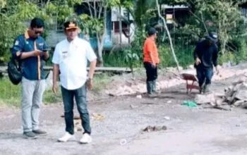 Wabup Barsel Tinjau Jalan Rusak di Pararapak, Pemkab Ambil Langkah Cepat