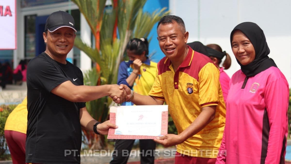 meriahkan-hari-bhayangkara-ke-79,-polres-barsel-gelar-jalan-sehat,-senam,-dan-lomba-hiburan