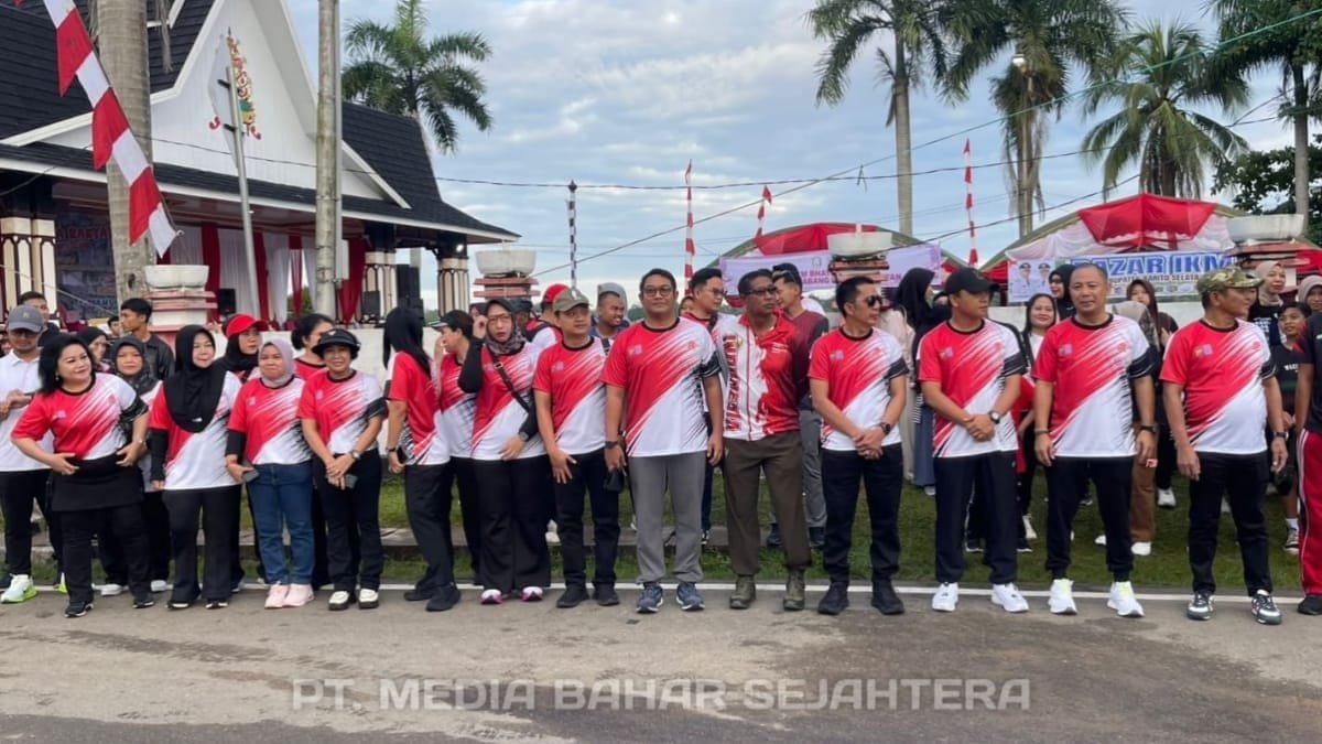 bupati-barsel-melepas-jalan-santai-hut-bhayangkara-ke-79-di-ikuti-ribuan-warga-buntok-dan-sekitarnya