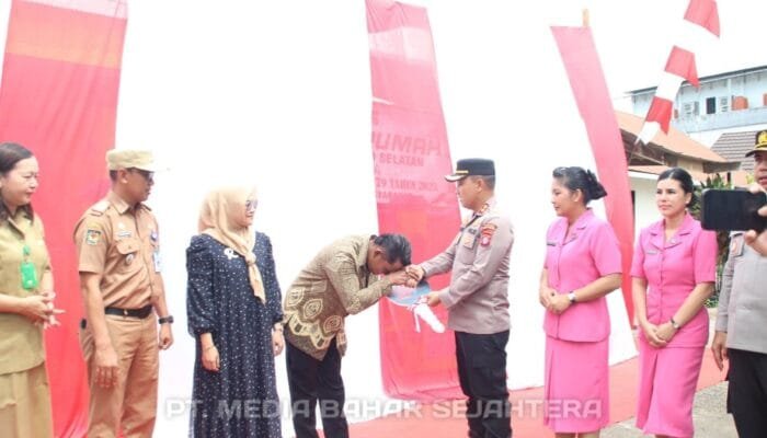 Kapolres Barsel Serahkan Kunci Rumah Program Bedah Rumah Sosial